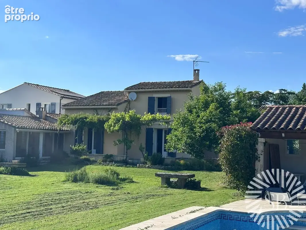 NOVES   Maison familiale 4 chambres • Piscine • 1 621 m2 de terrain • Double garage • Potentiel constructible - photo 19
