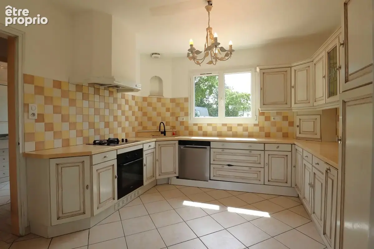 Proche CENTRE VILLE - GARE, maison offrant 160 m2 habitables - photo 8