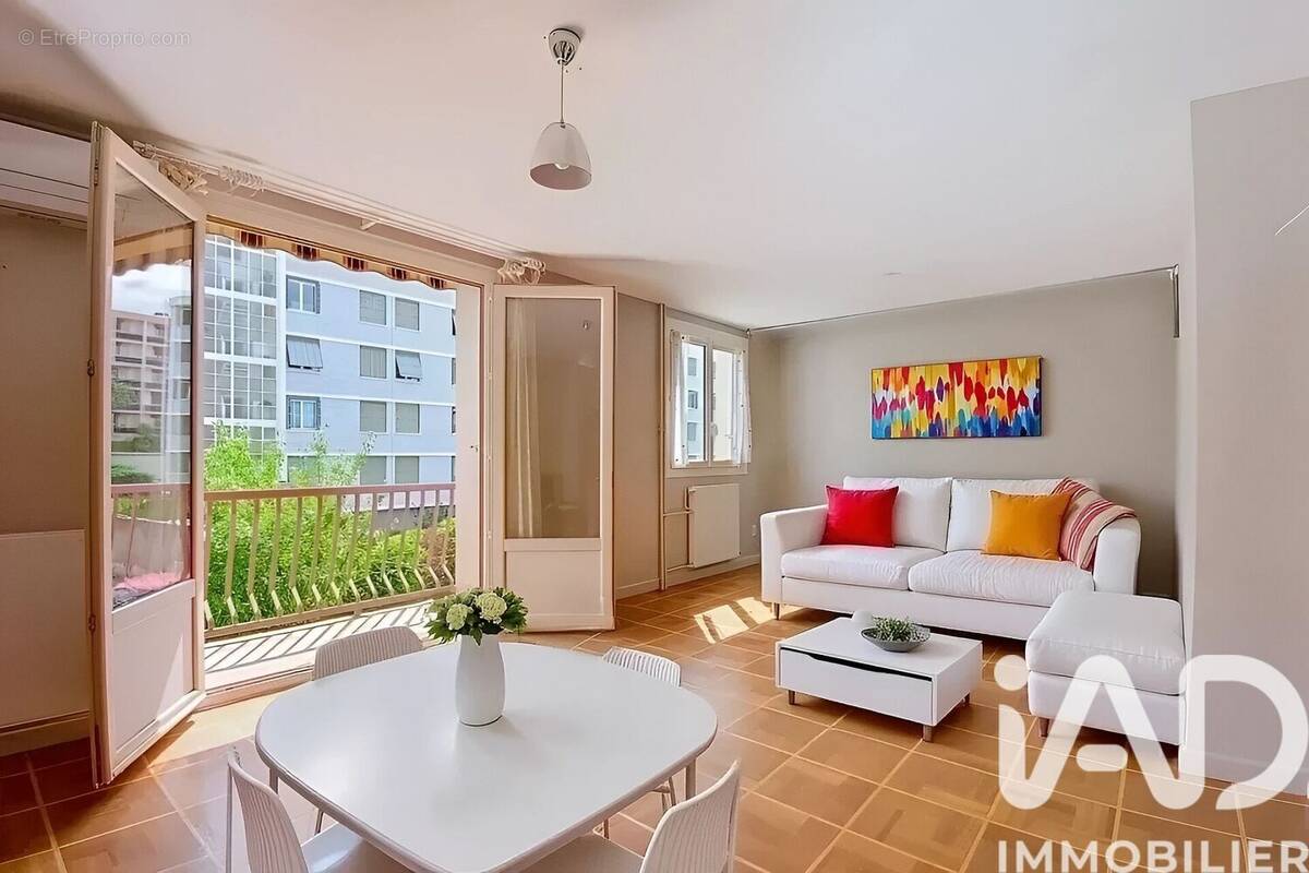 Photo 1 - Appartement à OULLINS