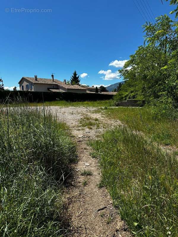 Terrain à LARAGNE-MONTEGLIN