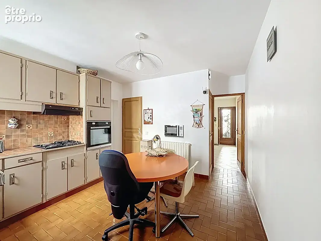 Montreuil, proche du metro, bien atypique entre la maison et l'appartement en duplex avec son entree independante et sa cour pri - photo 2