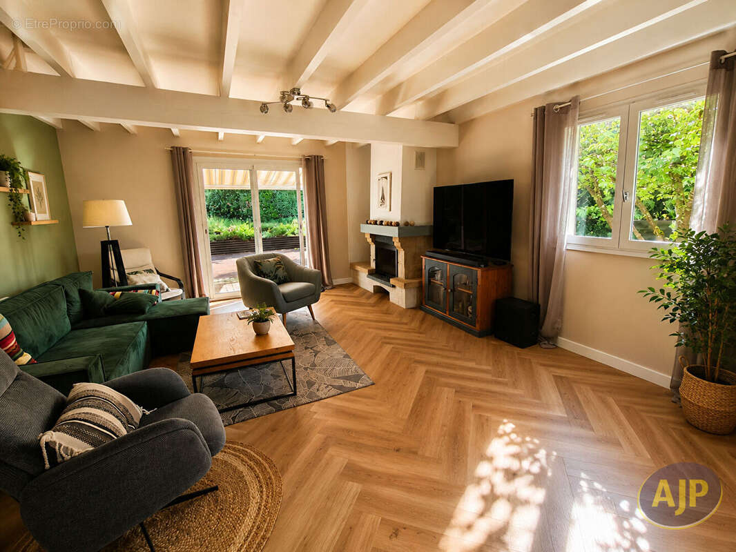 Maison à SAINT-JEAN-D'ILLAC