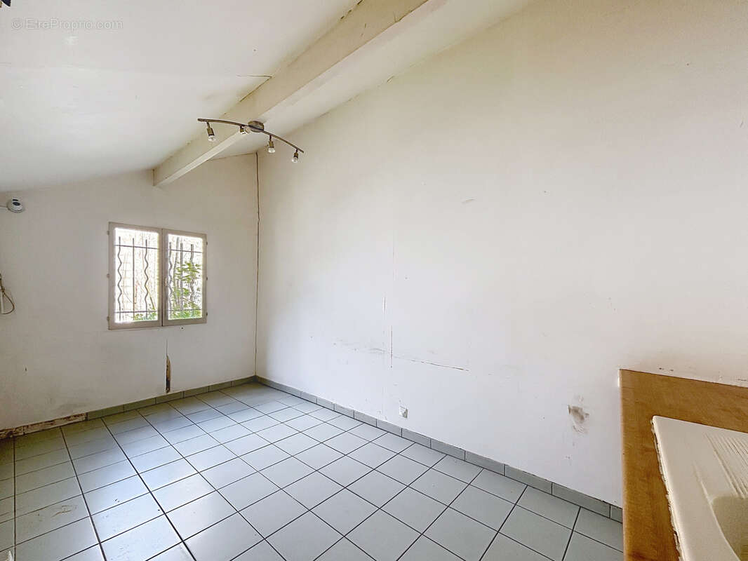 Commerce à FONTAINEBLEAU