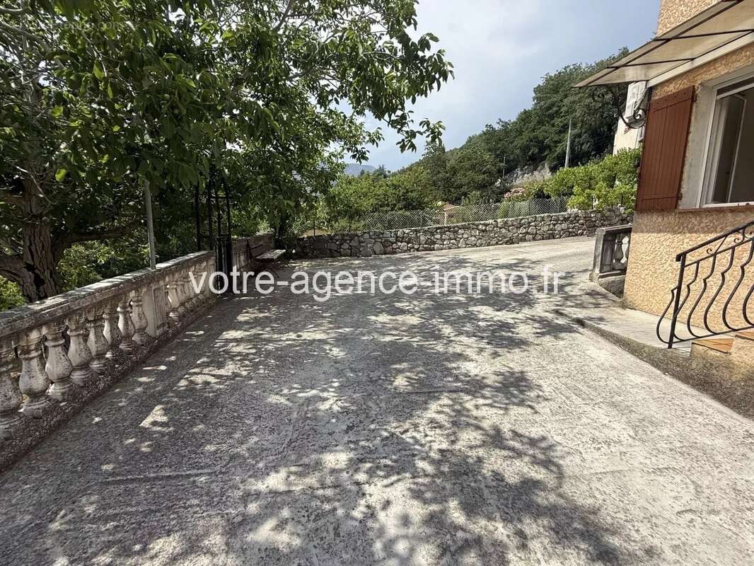 Appartement à CONTES