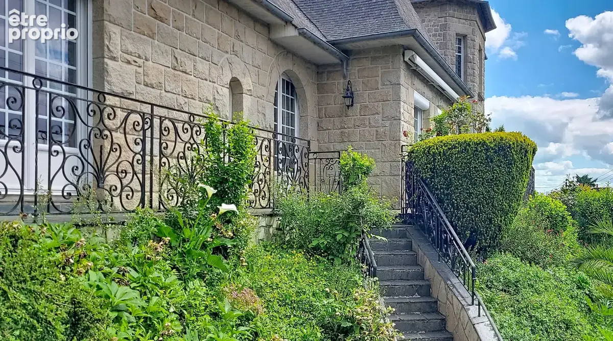 DINAN : Une adresse privilégiée à Dinan pour cette maison de plain-pied, avec jardin fleuri, et garage. - photo 13