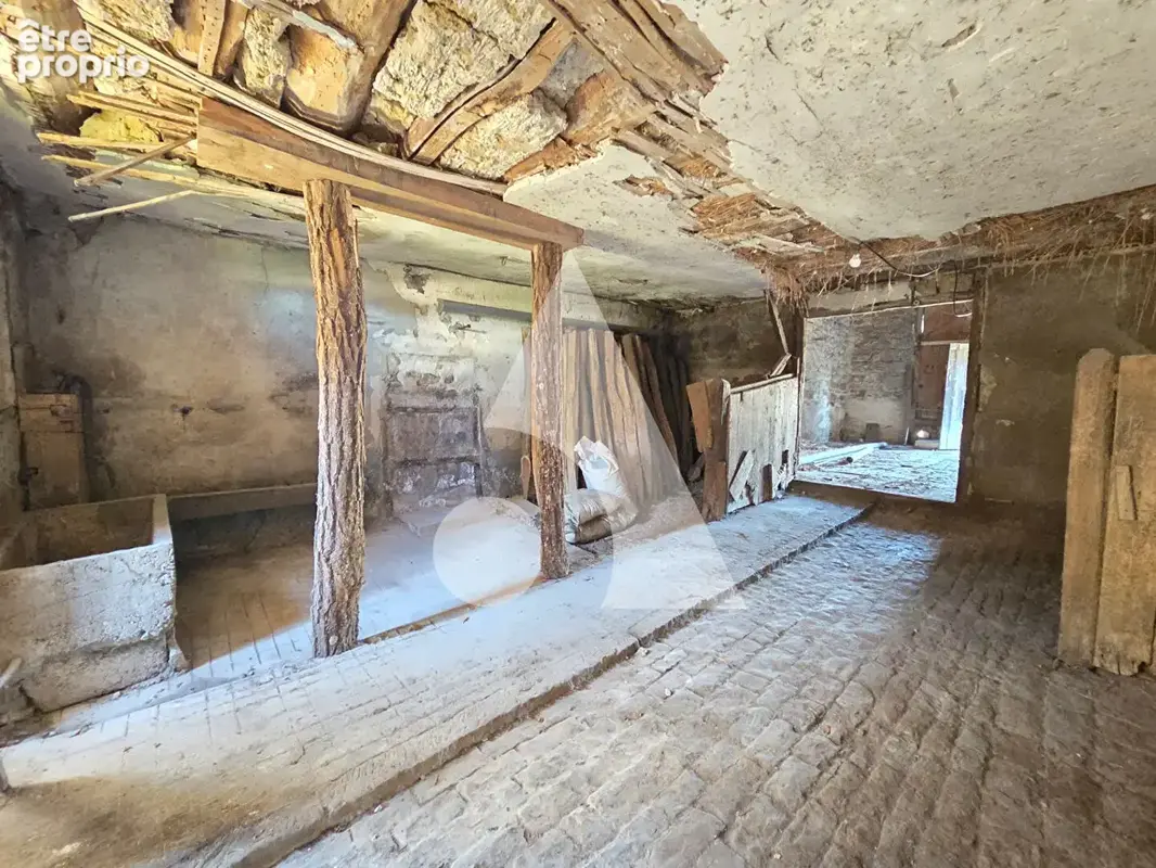 Maison appartement à réhabiliter - jardin - stationnements - cave - remise - St Germain les Arlay - photo 3