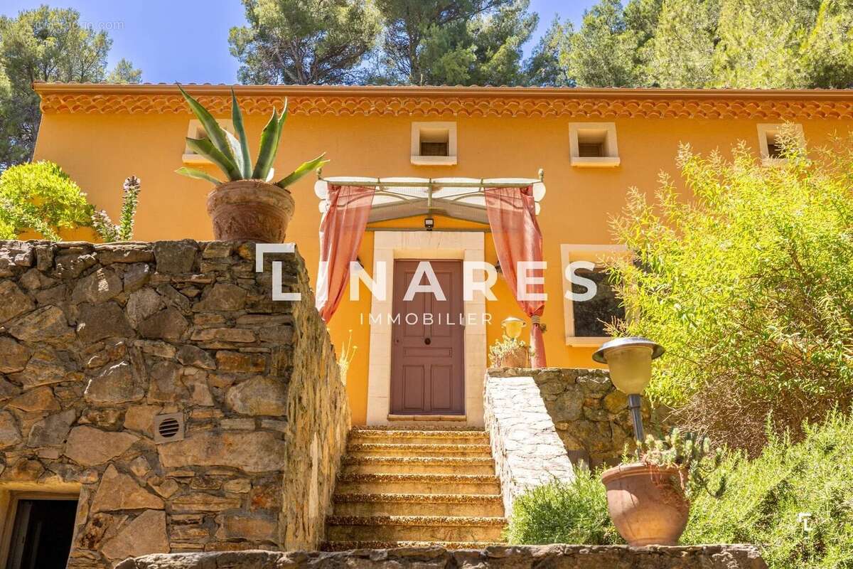 LE DOMAINE PROVENÇAL - Villa T6 de 287m² dont deux dépendances de 26m² - Piscine - Terrain de 6900m²  - 13011 EOURES - photo 8