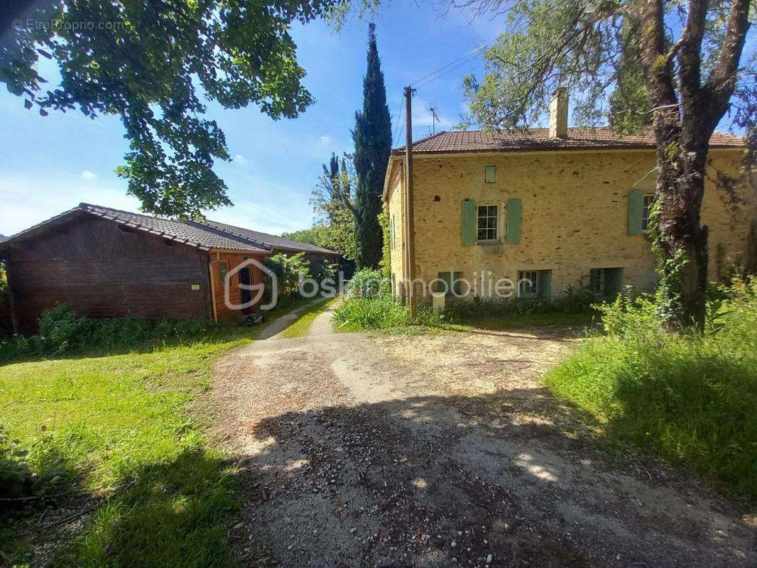 Ensemble Immobilier comprenant 2 maisons avec Piscine + Annexes sis sur 1 Terrain de 2.5 Hectares - photo 2