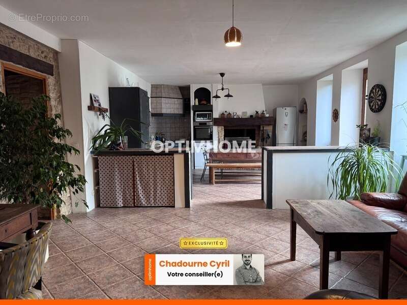 Maison à JAVERLHAC-ET-LA-CHAPELLE-SAINT-ROBERT