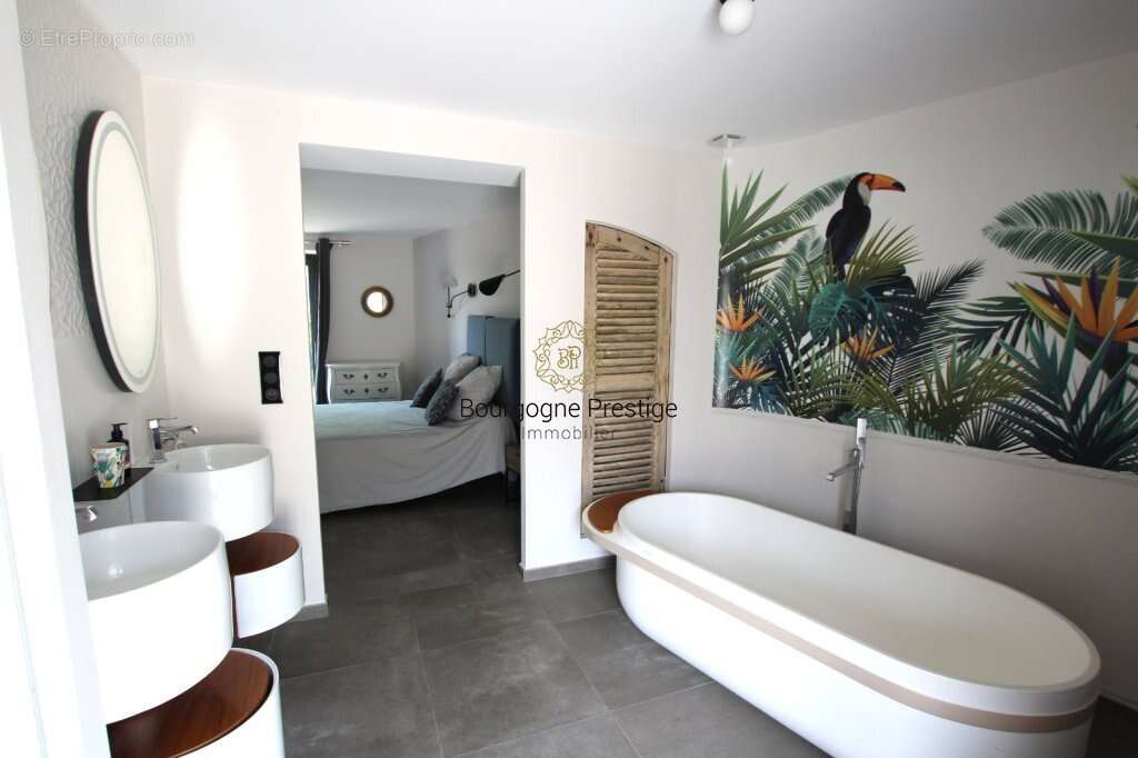 Elegante longere de caractere de 338 m² entierement renovee avec piscine et parc de 3108 m² - photo 19