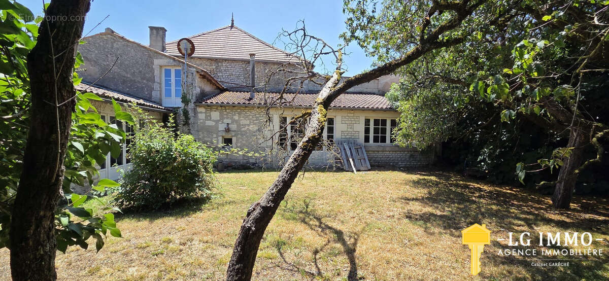 Maison Charentaise  - 141 m2, 2 chambres, dépendances - photo 3