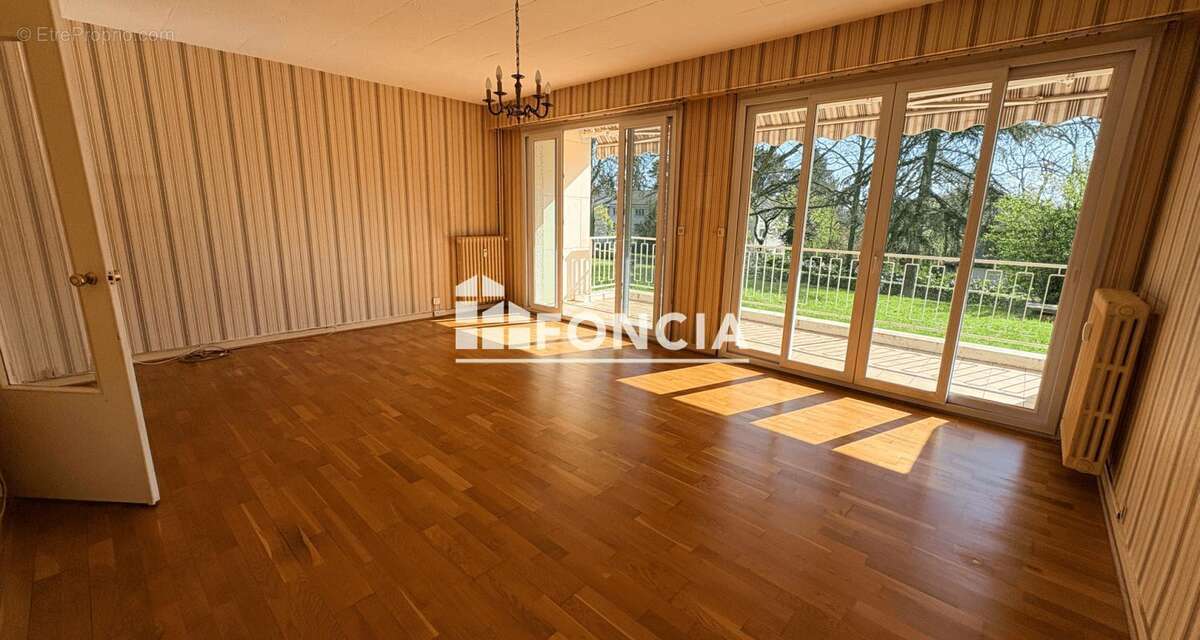 Appartement à AVRILLE