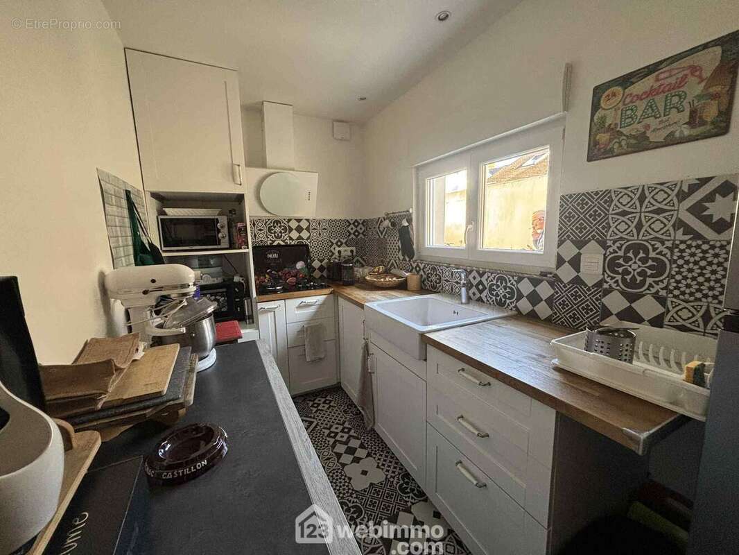 De l&#039;autre côté, la cuisine de 8 m2. - Maison à CHATELLERAULT