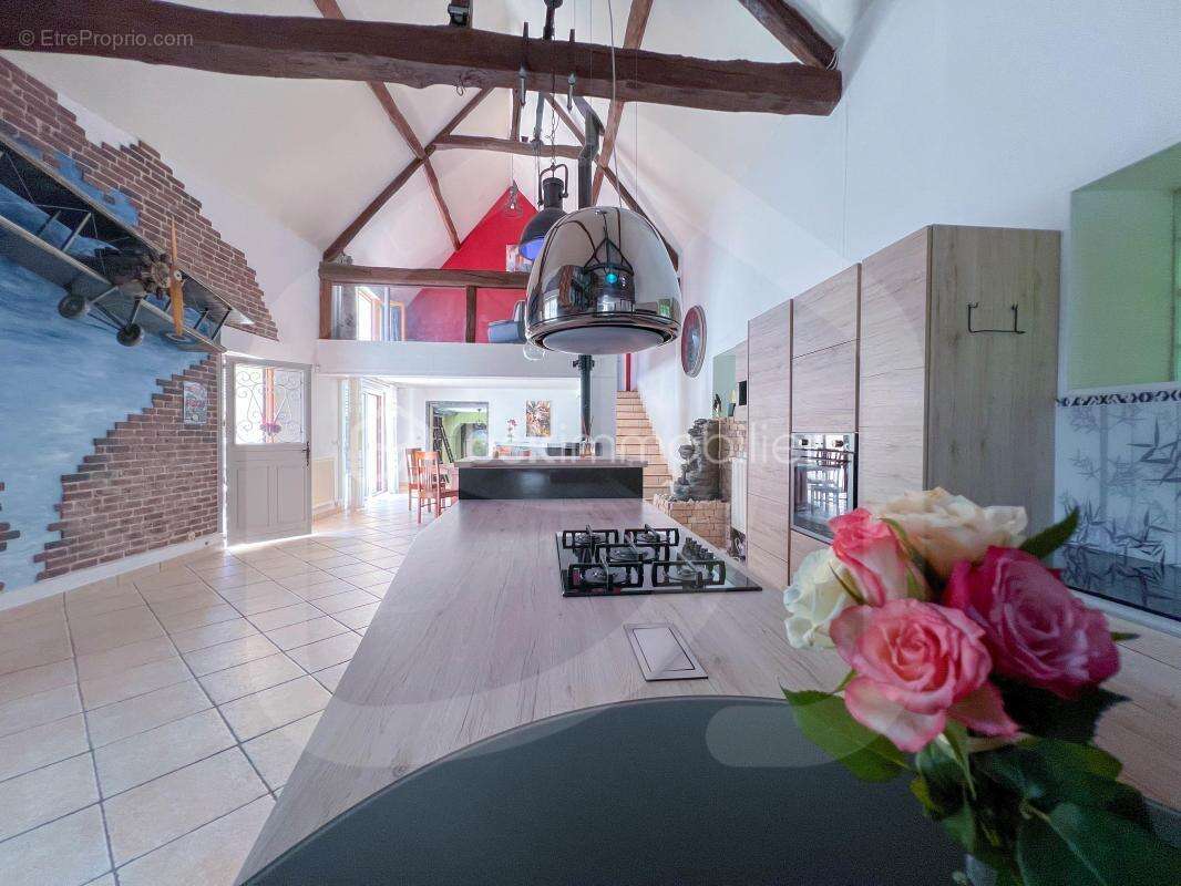 SOUS OFFRE – Baisse de prix à 450 000 € – Maison rénovée : 280 m² entièrement repensés  8 pièces – 5 chambres - photo 3