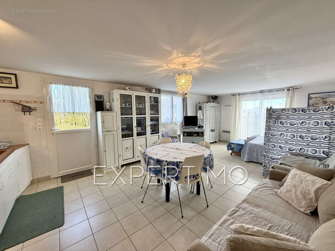 Terrain à LONGEVILLE-SUR-MER