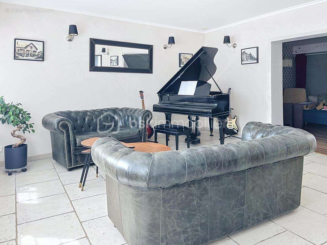 Maison renovee  - jardin et double garage -  potentiel +++ - photo 9
