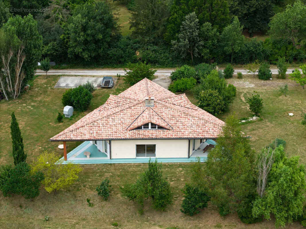 Maison à SAINT-PIERRE-DE-LAGES
