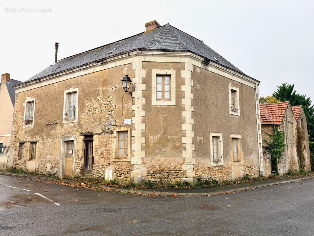 Maison à LEZIGNE