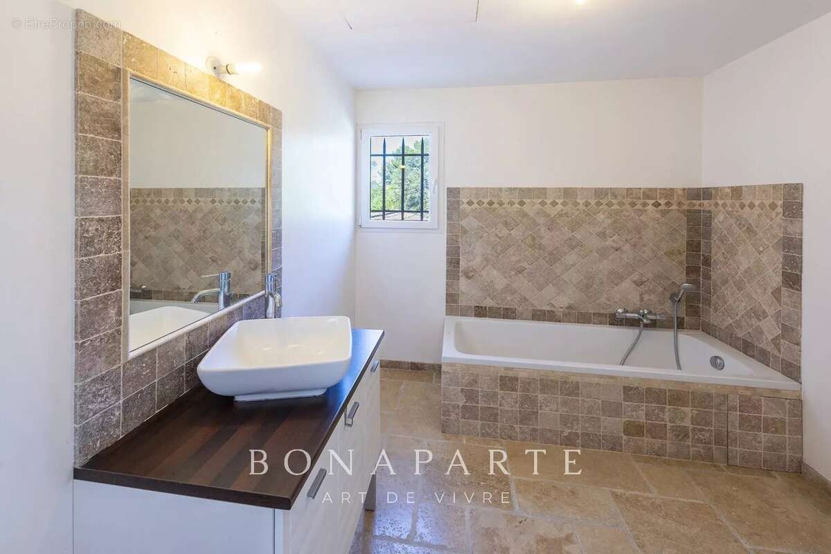 Lorgues - villa de maçon, traditionnelle, de 230m² habitables, sur un terrain de 4297m² + piscine - photo 9
