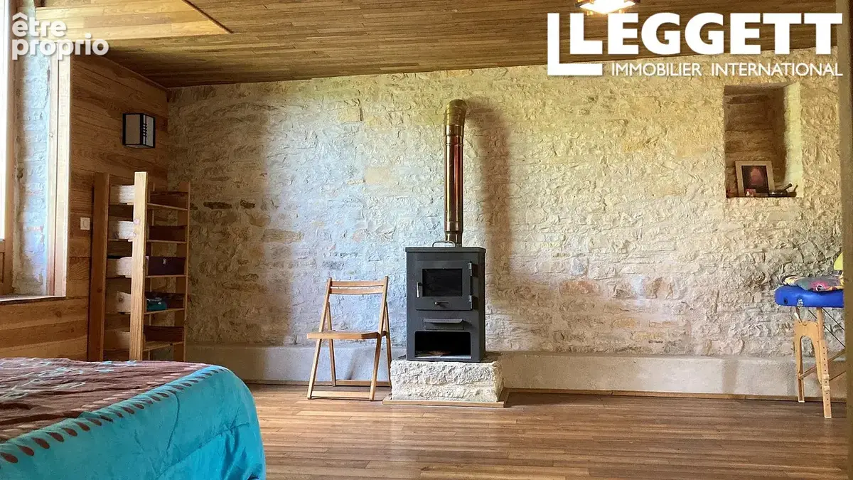Ferme composée d'une maison d'habitation et dépendances sur un terrain de plus de 15 hectares - photo 3
