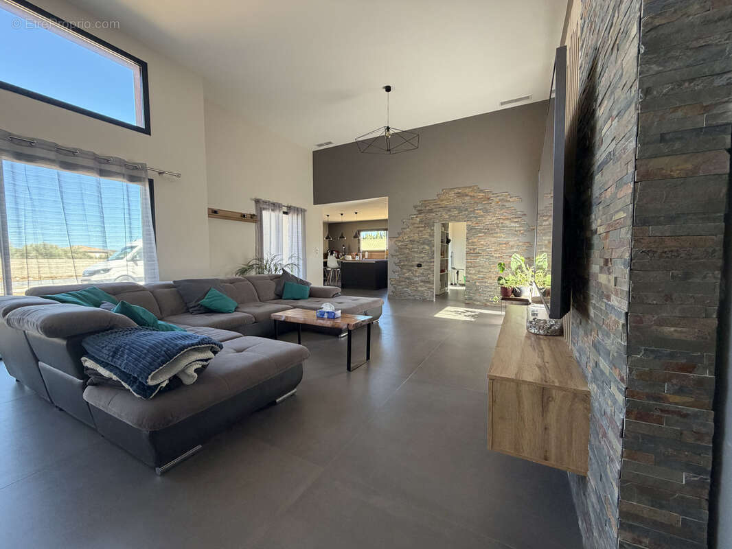 OPOUL-PÉRILLOS   Villa contemporaine 4 faces de 200 m2 avec piscine sur plus de 2 000 m2 de terrain - photo 2