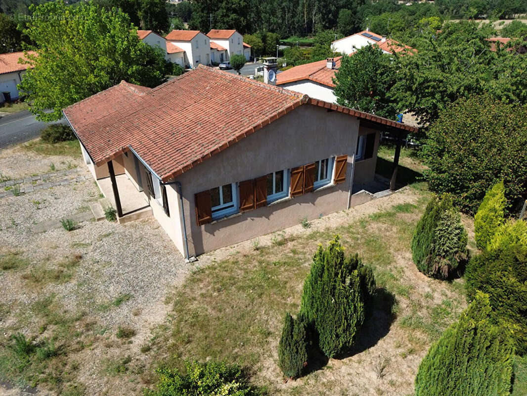 Maison 83 m² à Availles-Limouzine  - photo 8