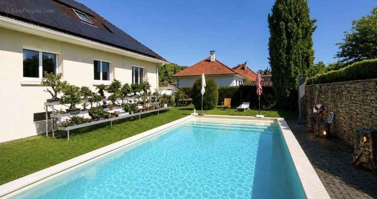 Maison à NIVOLAS-VERMELLE