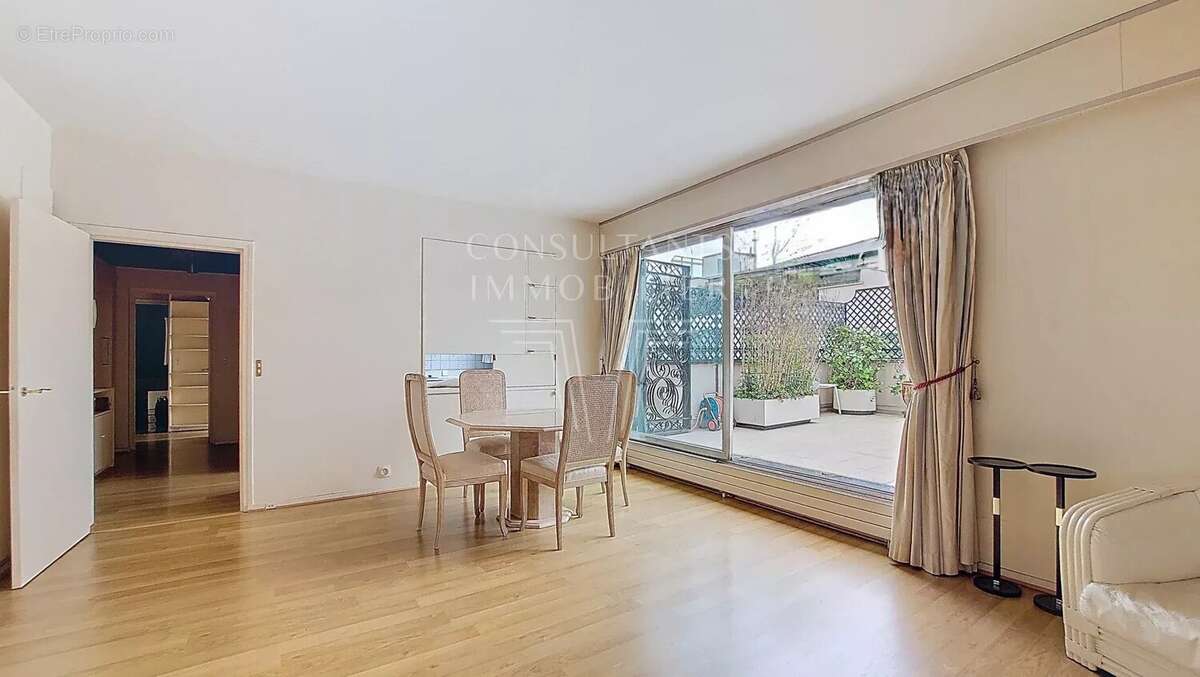 Appartement à PARIS-16E