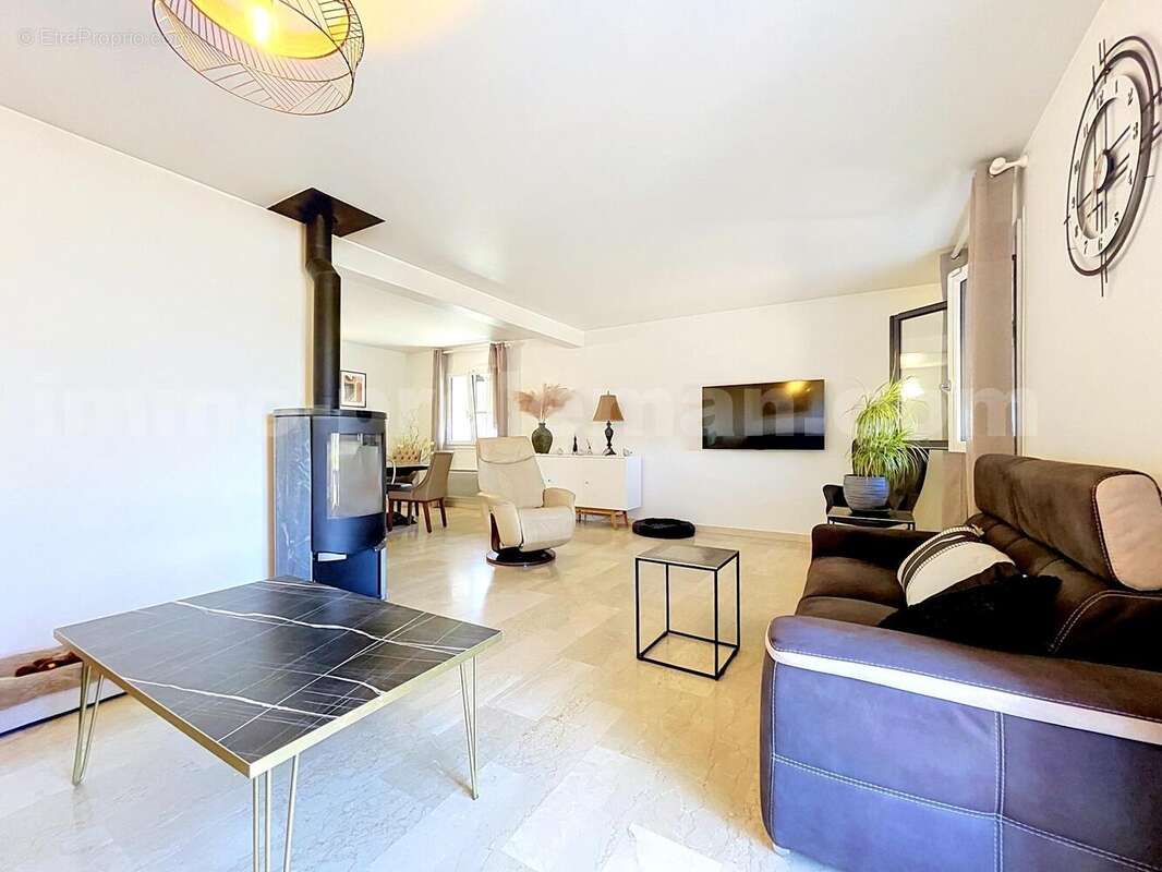 Magnifique_maison_individuelle_cranves_sales_calme_frontiere_suisse_geneve_proche_ecole_bus_ceva_terrasse_spa_séjour_salon_ - Maison à CRANVES-SALES