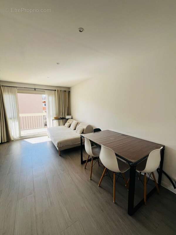 Appartement à SAINT-LAURENT-DU-VAR