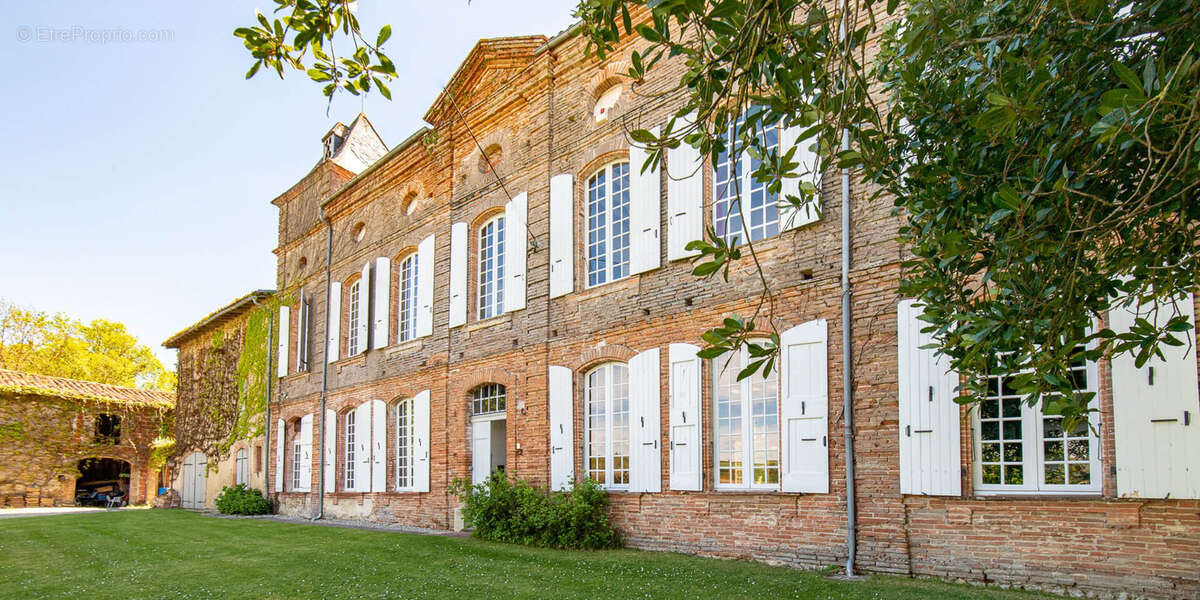 CHATEAU de famille du 17e siècle en très bon état à vendre à GIBEL - photo 2