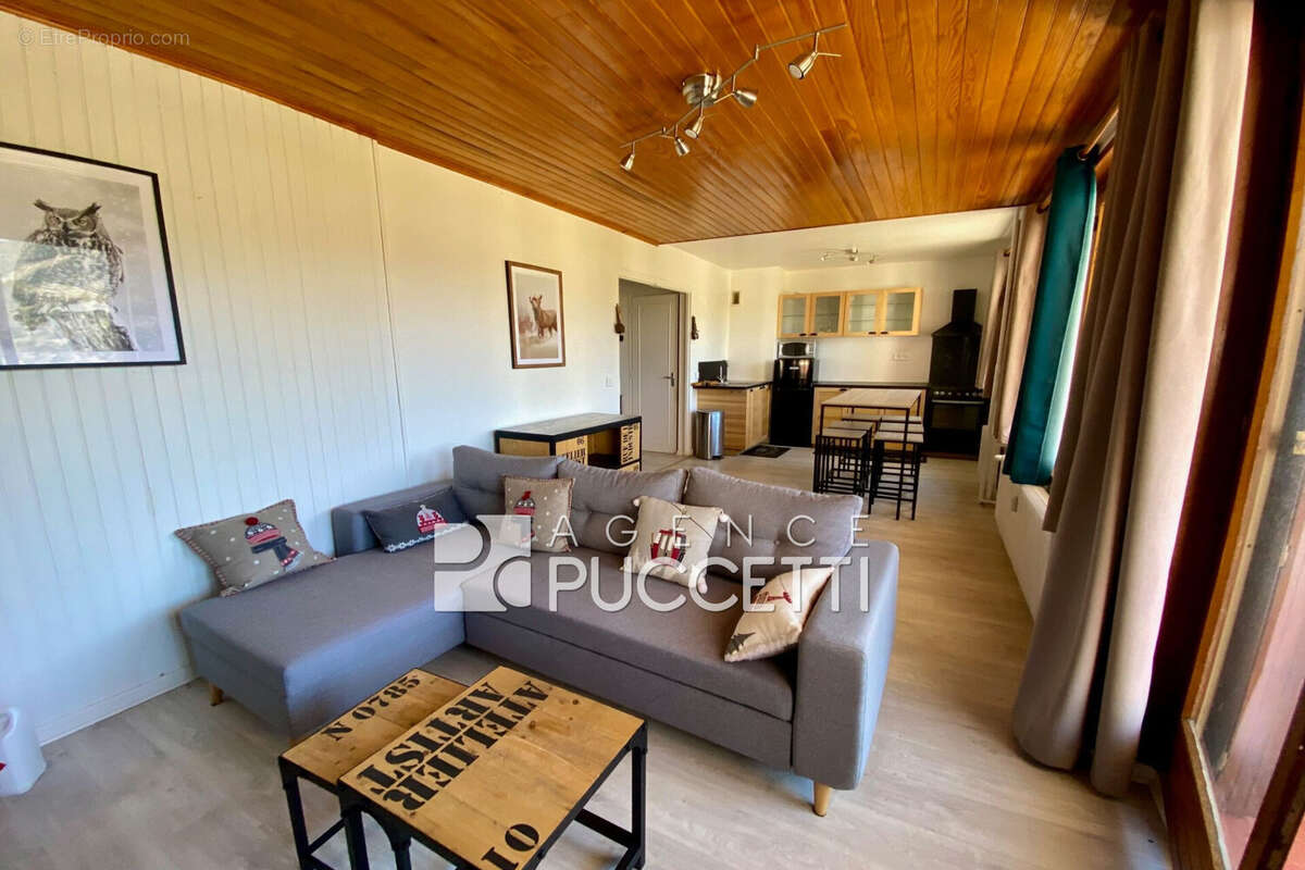 Appartement à GREOLIERES