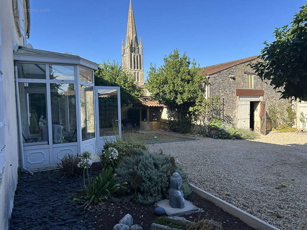 Maison de Maître du XIXe siècle au coeur de village avec piscine et dépendances - photo 11