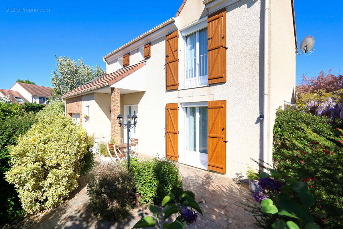Maison à MANDRES-LES-ROSES