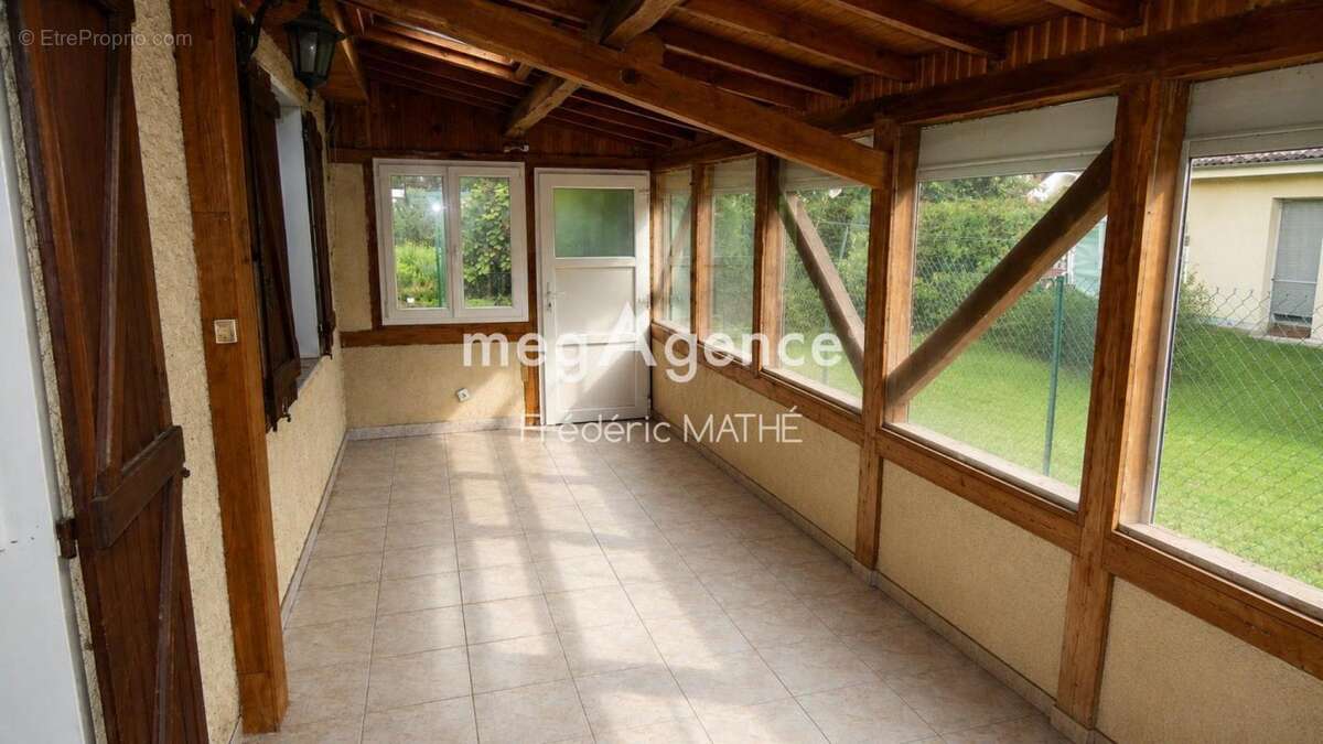 Maison de plain-pied avec dépendances et jardin - photo 10