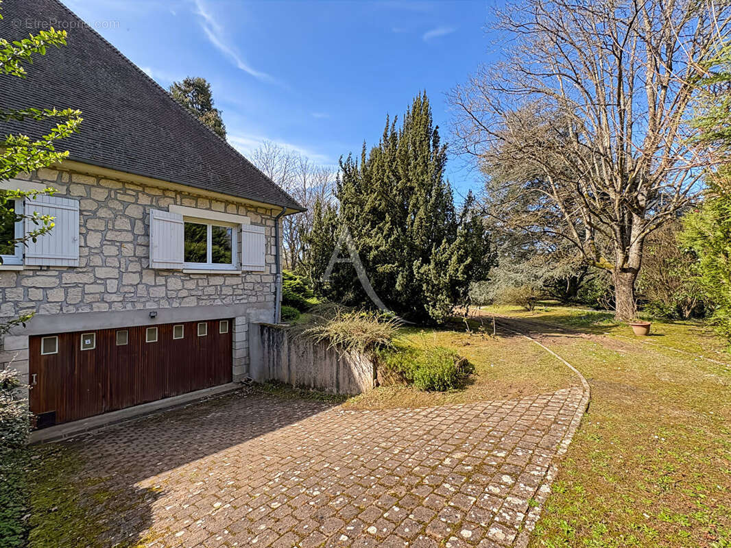 Propriété à Auvers-Saint-Georges - jardin paysagé, beaux espaces, sous-sol total - photo 16