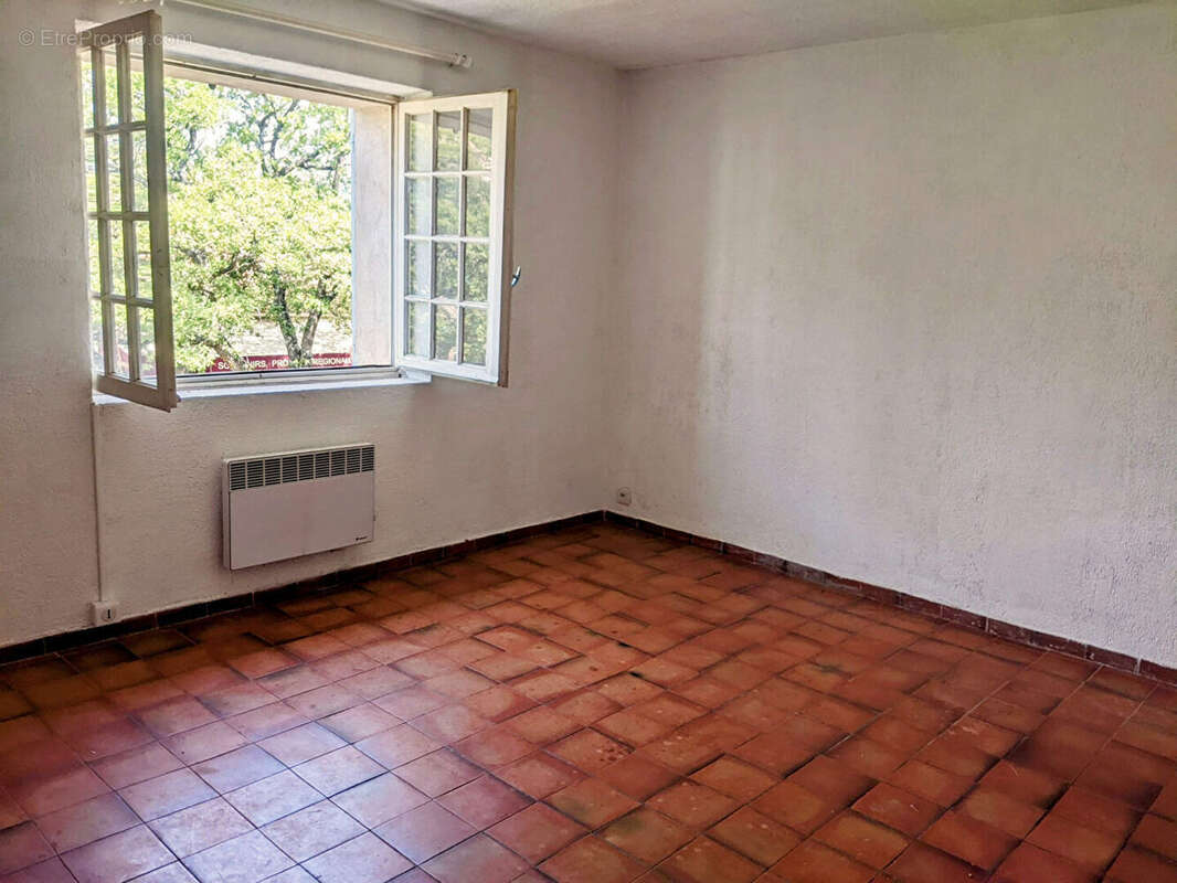 Appartement à LES SALLES-SUR-VERDON