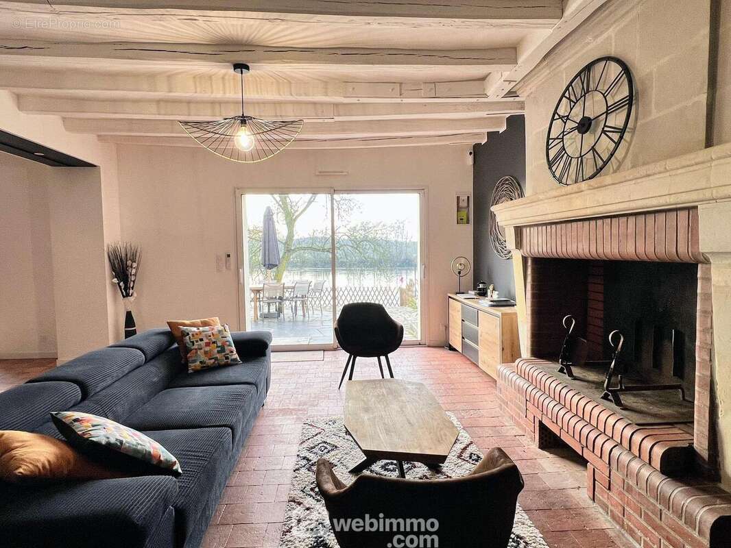... équipée d'une cheminée et ouverte sur la terrasse exposée Sud... - Maison à CHALONNES-SUR-LOIRE
