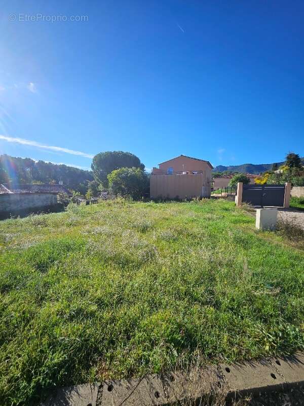Terrain à GREASQUE
