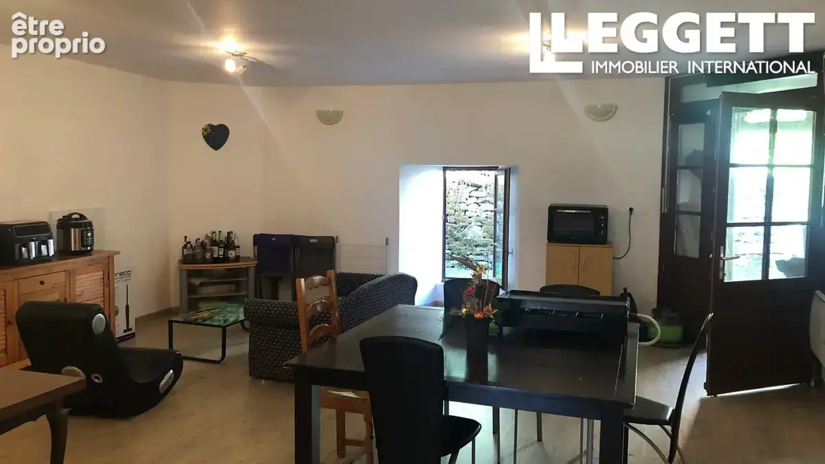 Ensemble immobilier à fort potentiel — Idéal investisseur ou projet mixte au coeur de Nanteuil en Vallée - photo 2