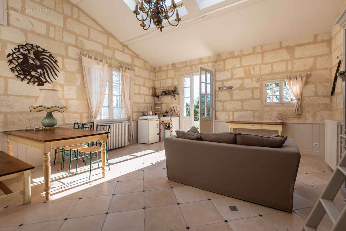 Demeure en pierre - 310 m2 - 5 ch - maison d'amis de 50 m2 - parc de 2386 m2 - photo 16