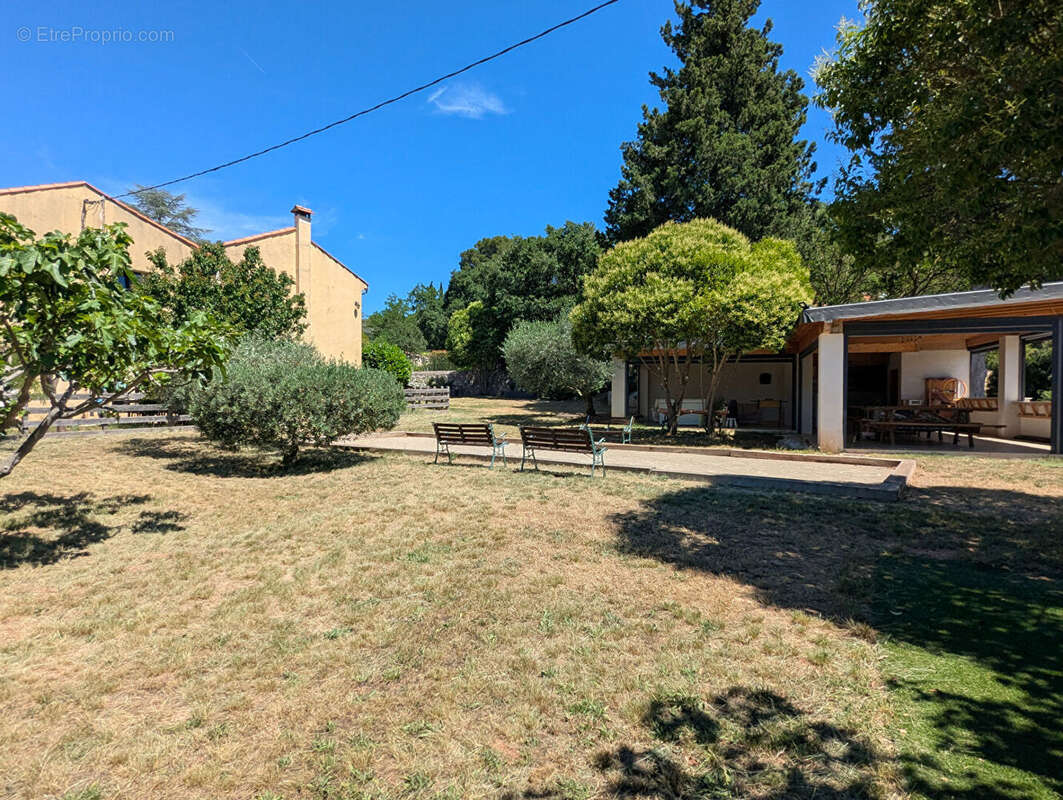 VILLECROZE, vaste bâtisse de 790 m² avec dépendances, garage et piscine - photo 5