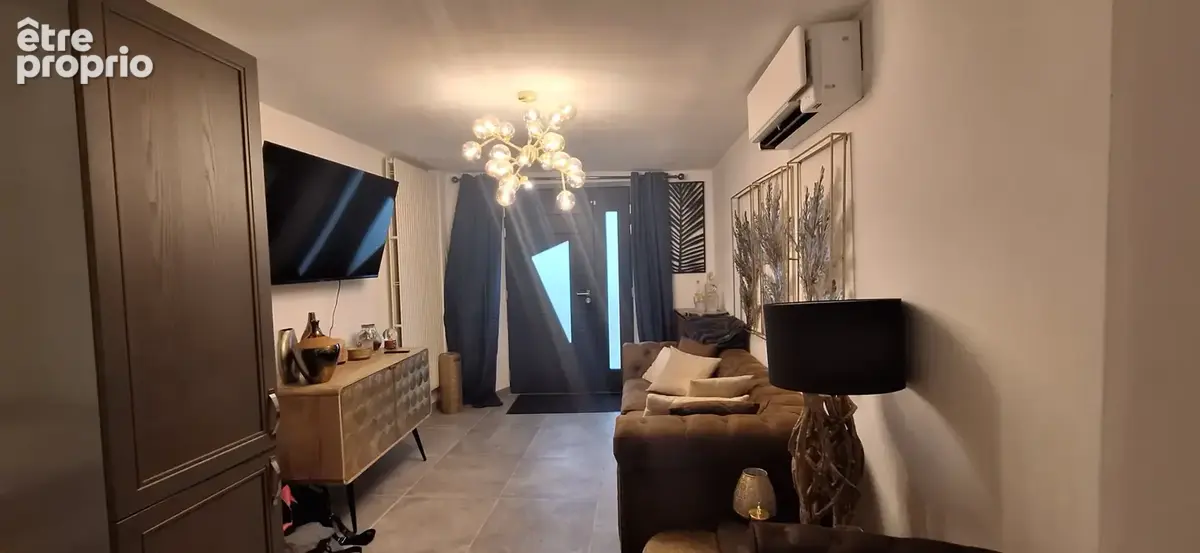 A 5 mn de la gare de sens,maison de ville avec sa terrasse privative et local commercial,ideal 1er achat. - photo 2