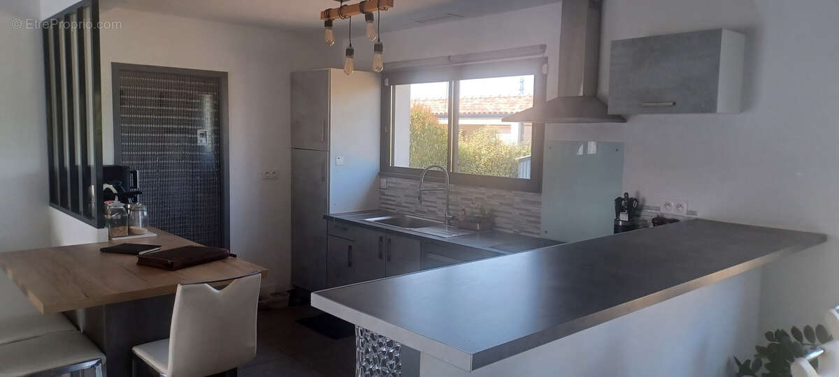 Maison de construction traditionnelle ultra moderne F5/F6 de 145m2 habitable de 2017 sur 1000m2 de terrain clo - photo 4