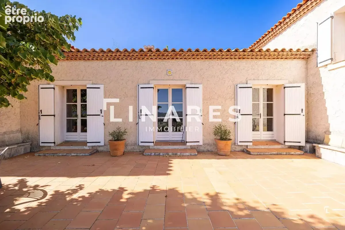 PLEIN SOLEIL - Villa T6 de 206m² - Piscine - Cuisine d'été - Terrain de 3400m² - 13011 LA TREILLE - photo 15