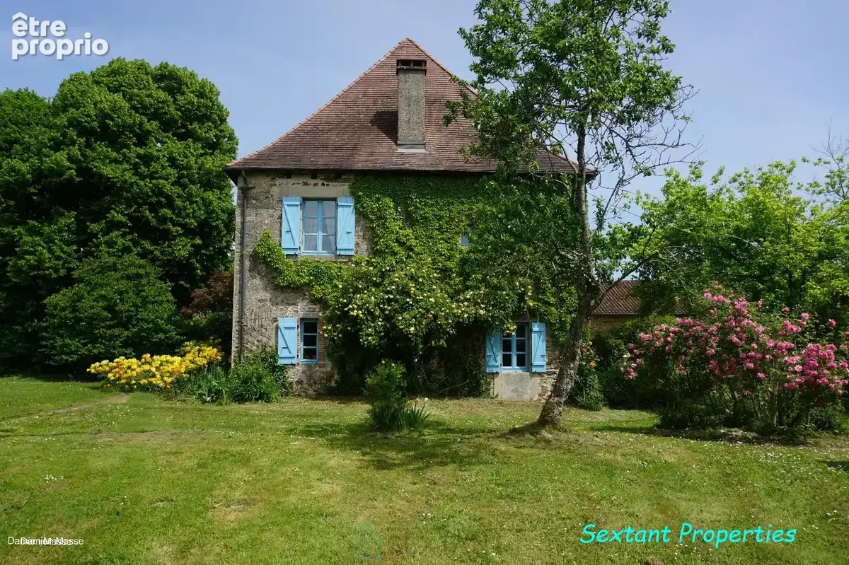 Domaine de 36 hectares avec sa charmante gentilhommière du XVIIe siècle, nichée au coeur du parc naturel du Périgord vert. - photo 2