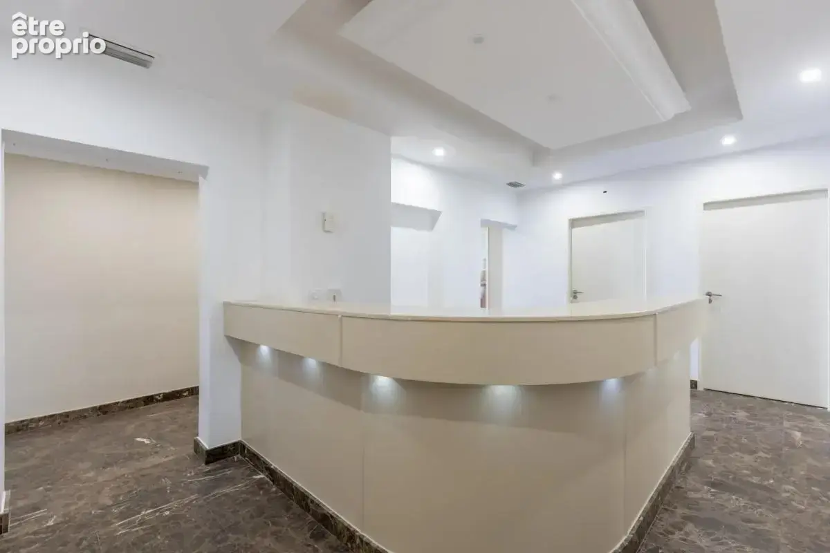 Appartement ensemble de bureaux 6 pièces de 152 m² à Avignon - photo 5