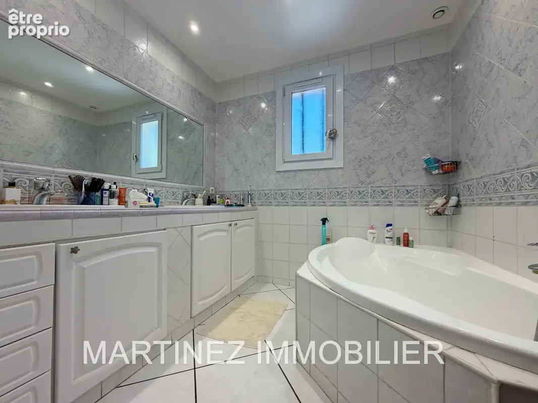 Cagnes-sur-Mer Pain de Sucre   Villa  rénovée de 236 m2 avec piscine, appartement indépendant et aperçu mer - photo 11