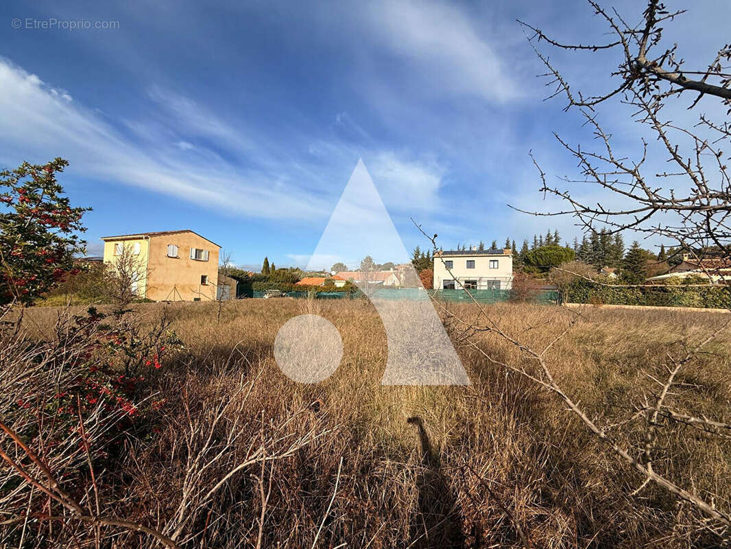 Terrain à VINON-SUR-VERDON