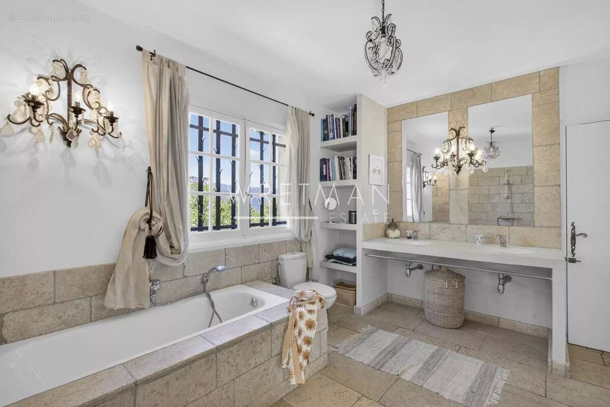 Maison à CHATEAUNEUF-GRASSE